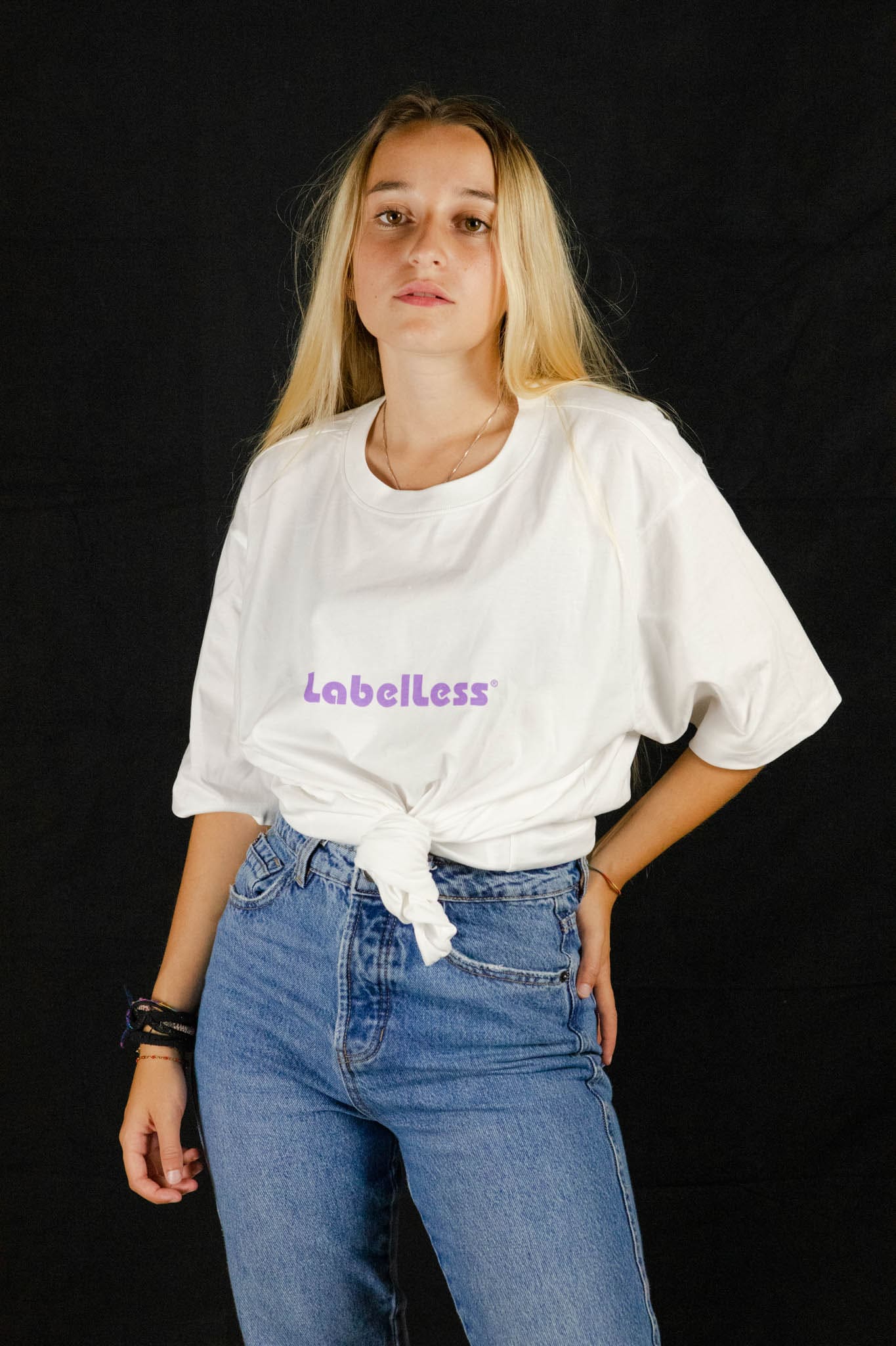 T Shirt streetwear LabelLess, maglietta bianca fronte donna 