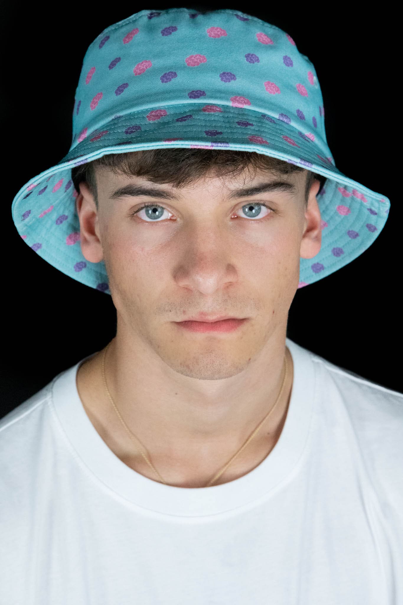 BOB cappello da pescatore streetwear ragazzo sfondo nero fronte | LabelLess 