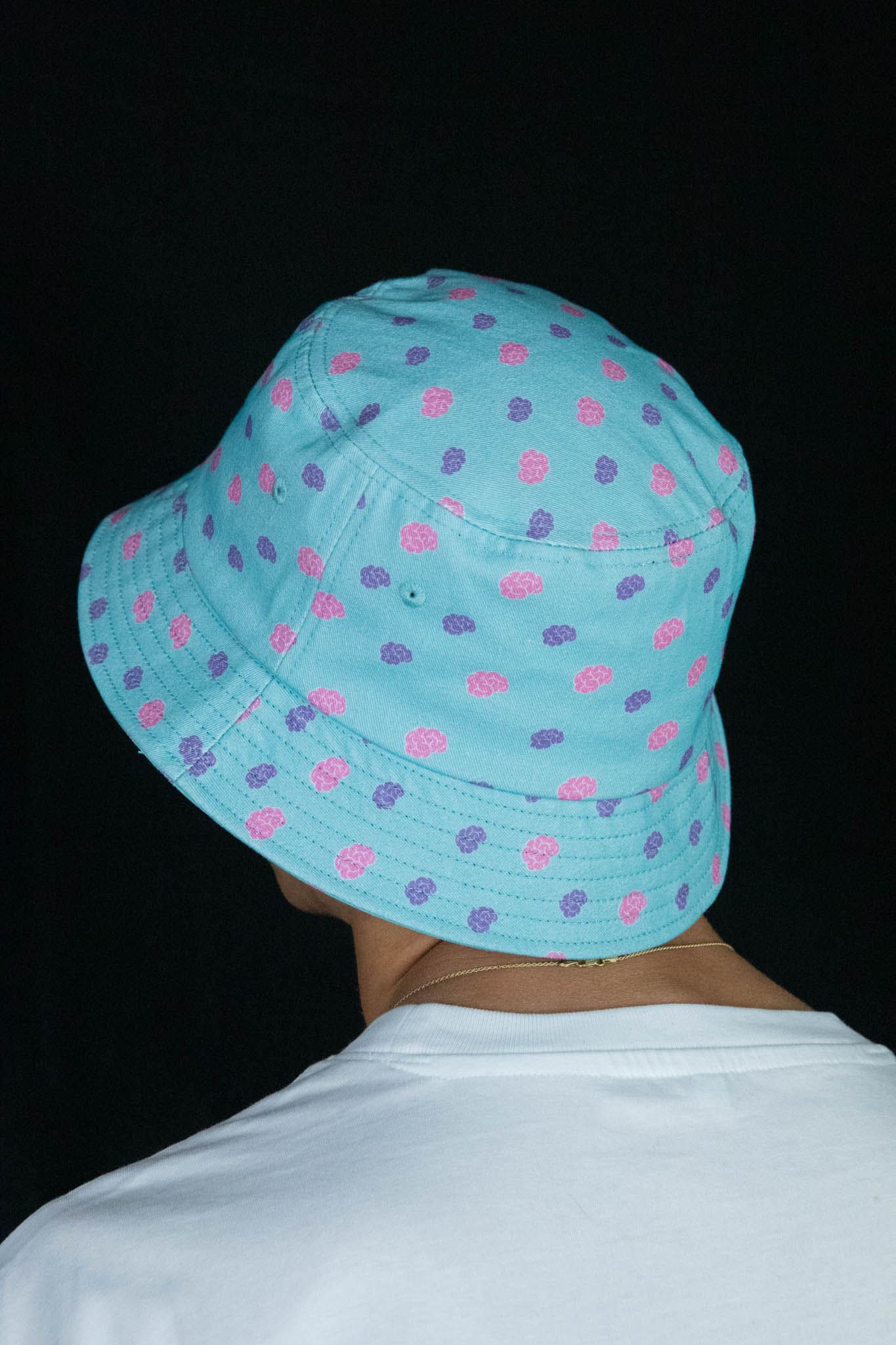 BOB cappello da pescatore streetwear ragazzo sfondo nero retro | LabelLess 
