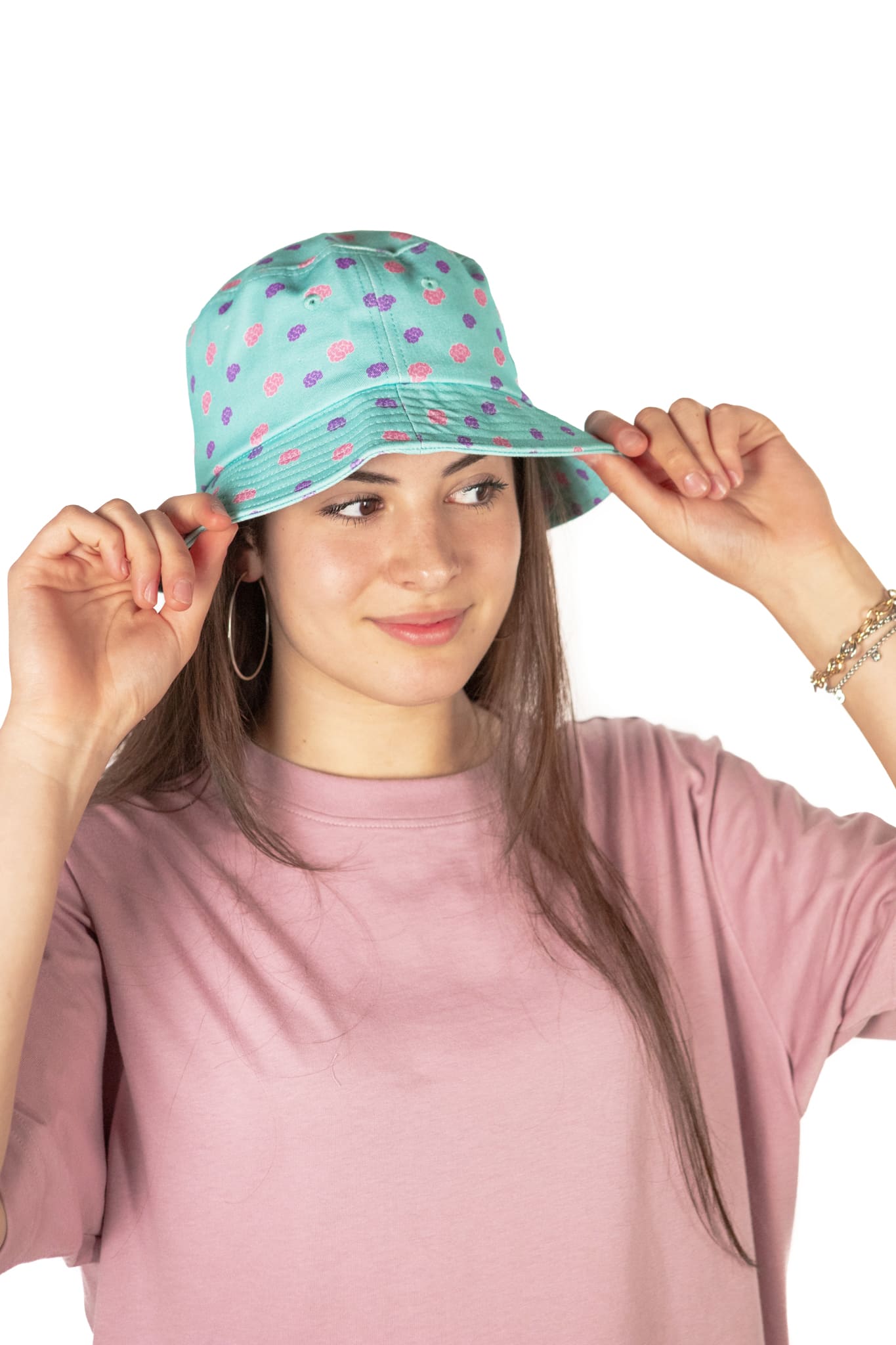 BOB cappello da pescatore streetwear ragazza sfondo bianco | LabelLess 