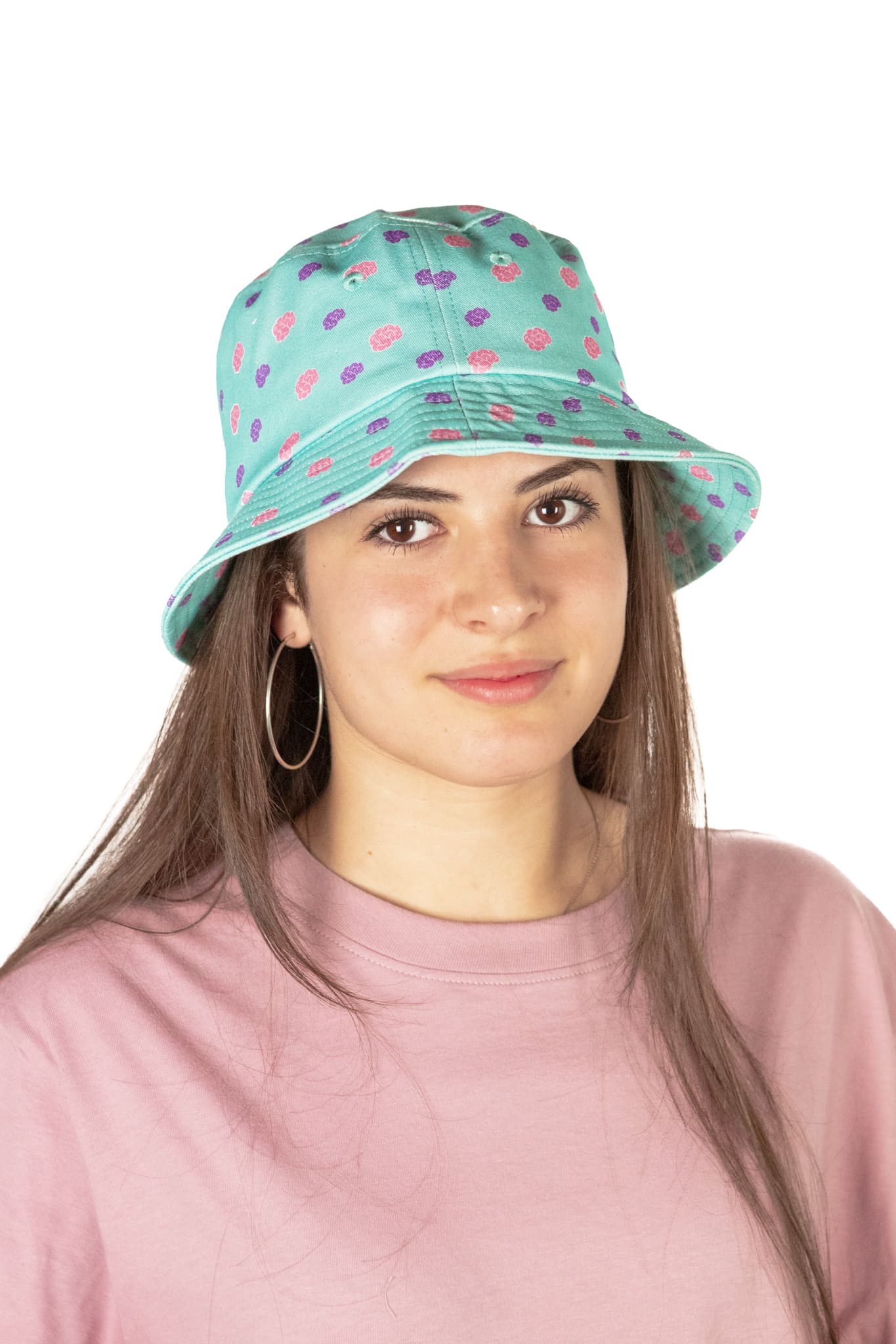 BOB cappello da pescatore streetwear ragazza sfondo bianco | LabelLess 