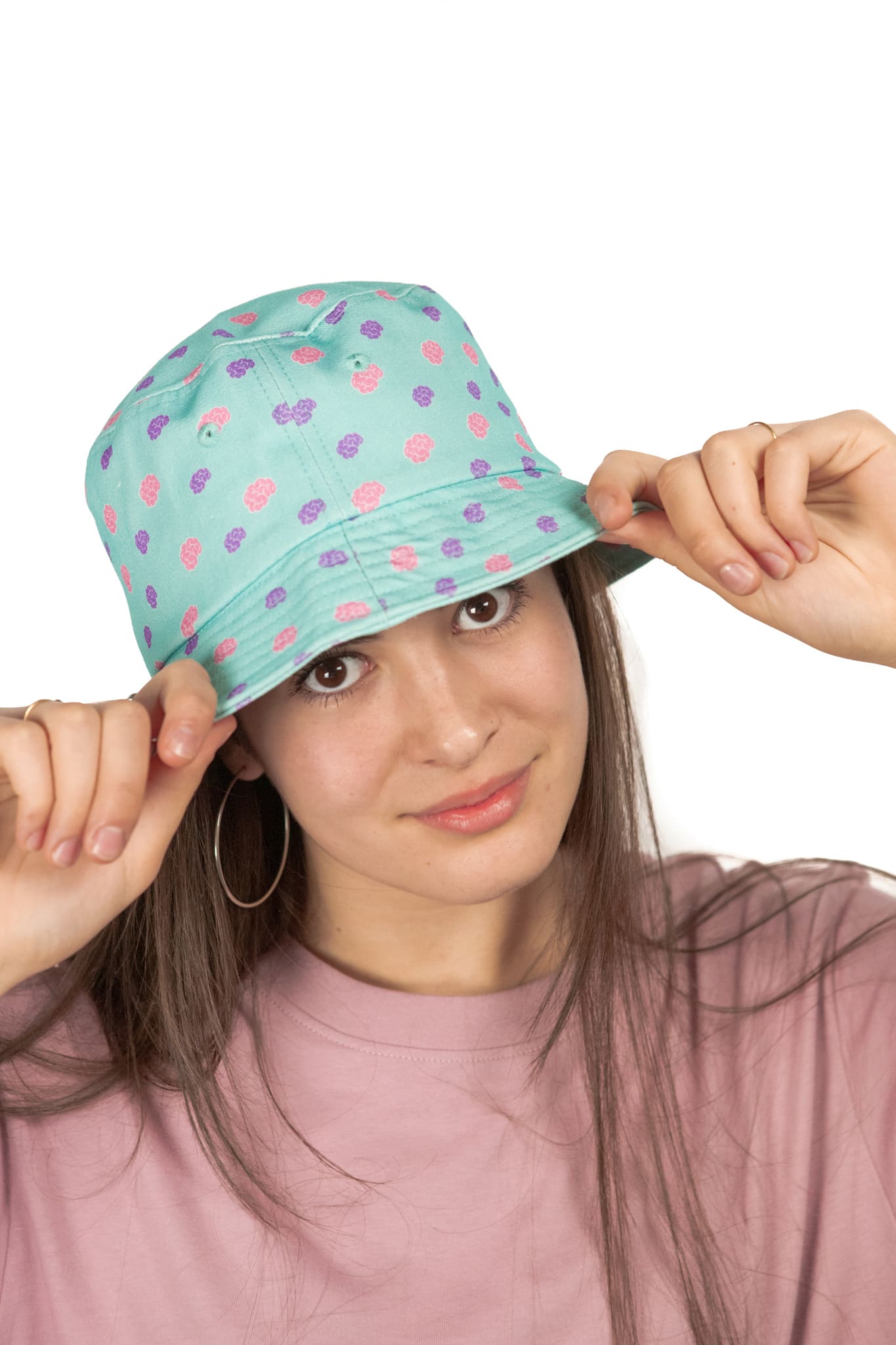 BOB cappello da pescatore streetwear ragazza sfondo bianco | LabelLess 